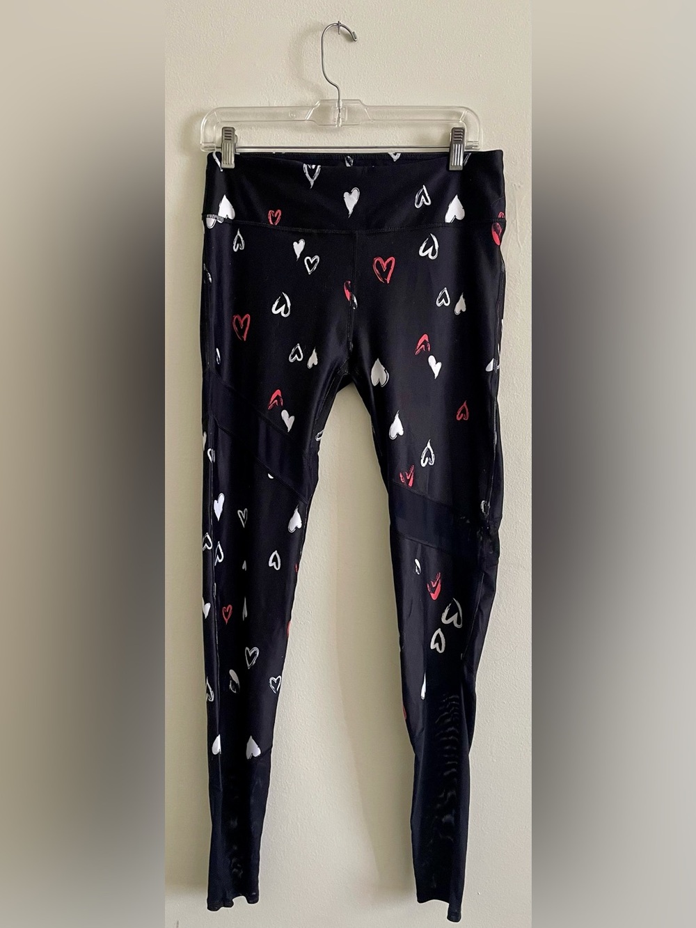 🩷 NWOT POP Fit Black Leggings with Heart Print 🩷